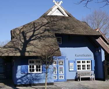 Frontansicht des Kunstkaten in Ahrenshoop bei Tag in der Sonne
