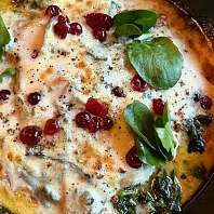 Kutteln mit Fourme d’Ambert überbacken – Schmortomaten, Spinat, Buttercrunch