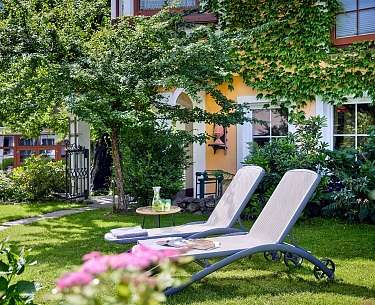 Sonnenliegestühle im Garten