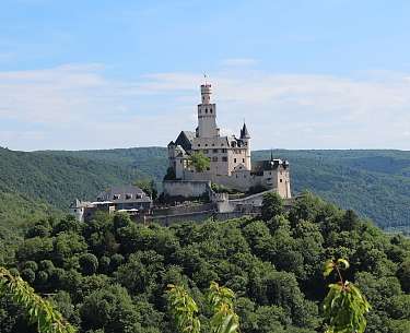 Blick auf eine Burg bei schönem Wetter