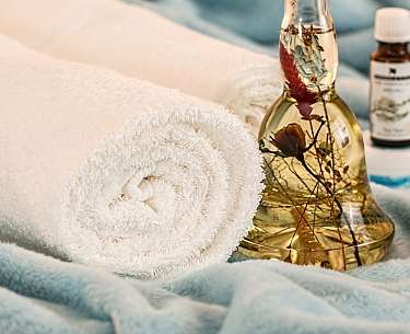 Kuscheliges Handtuch und Massageöl