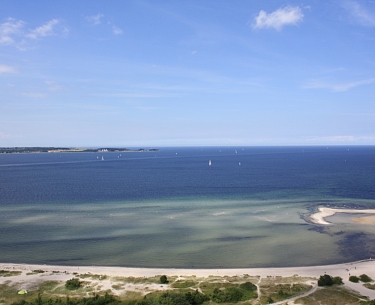 Blick auf die Kieler Förde vom Kieler Kaufmann bei Tag und Sonnenschein
