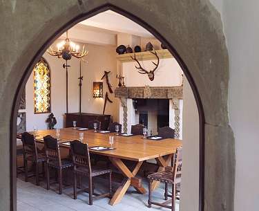 Blick auf einen mittelalterlichen Saal mit Kamin und Sitzgelegenheiten