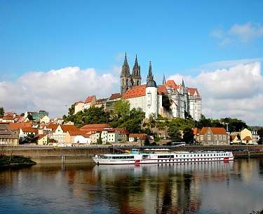 Schiff auf der Elbe vor Meissen