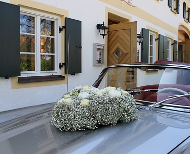 Mercedes Benz als Hochzeitskutsche vor dem Romantik Hotel Chalet am Kiental