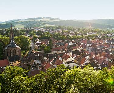 Blick auf eine Stadt mit Fachwerkhäusern von oben