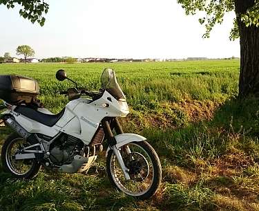 Motorrad auf einem Feld