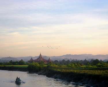Blick auf die asiatische Natur mit Fluss und grünen Wäldern 