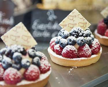 Beerentörtchen auf einem Tisch