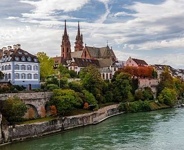 Blick auf das Münster und den Rhein in Basel