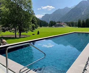 Sole Sport Außenpool in den Bergen bei schönem Wetter
