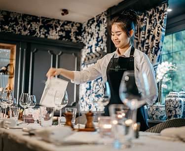 Gruppe stößt mit Wein an