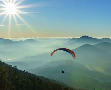 Gleitschirmfliegen in den Alpen