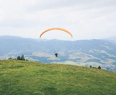 Paragliding in den Bergen
