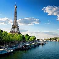 Blick auf den Eifelturm an einem Sommertag nahe der schönsten Hotels in Frankreich 