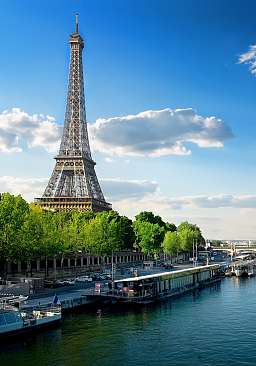 Blick auf den Eifelturm an einem Sommertag nahe der schönsten Hotels in Frankreich 