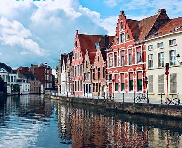 Blick auf eine mittelalterliche Häuserfassade in Brügge