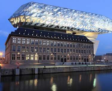 Blick auf das Regierungsgebäude Havenhuis