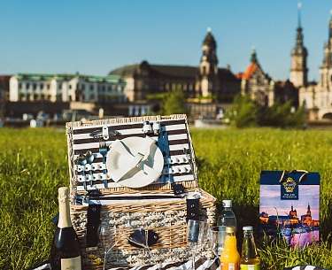 Mädchen beim Picknick auf einer Decke