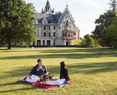 Picknick vor Schlosskulisse
