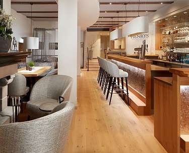 Henrys Bar &amp; Lounge