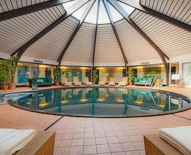 indoor pool mit liegen und gewölbtem Dach