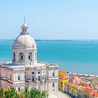 Blick auf eine Küstenstadt am Meer in Portugal