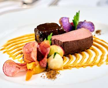 Ein leckeres Gericht mit Fleisch und Dekoration