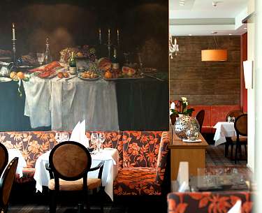 Blick auf eine Gaststube mit Gemälde