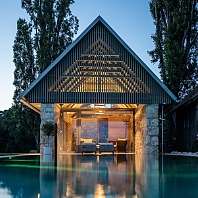 Ein romantisches Chalet mit privatem Außenpool in der Abendstimmung 