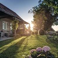 Der Garten eines romantischen Chalets bei Sonnenaufgang 