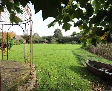 Weitläufige Rasenfläche im Hotelgarten