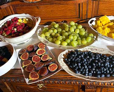 Frühstücksbuffet mit leckeren Obstsorten