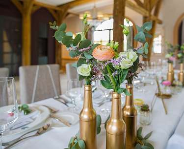 Festlich gedeckte Tafel in historischem Fachwerksaal