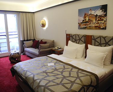 Doppelzimmer mit Balkon und seitlichem Seeblick