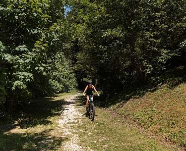Mountainbike neben dem Fluss