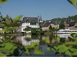 Blick auf Bellevue an der Mosel bei schönem Wetter