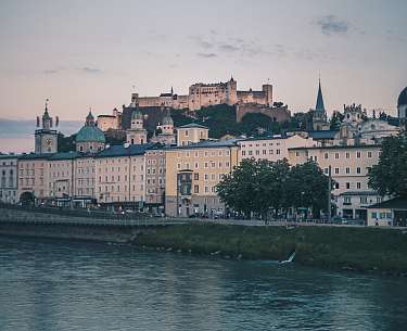 Salzburg mit der Hohensalzburg im Abendlicht