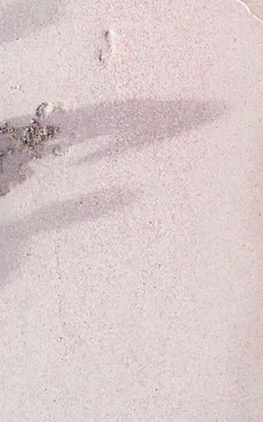 Eine Familie sitzt in Asien am Sandstrand und spielt im Sand 