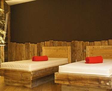 Holzliegen im Santer Spa