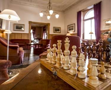 Schach spielen in der Bar