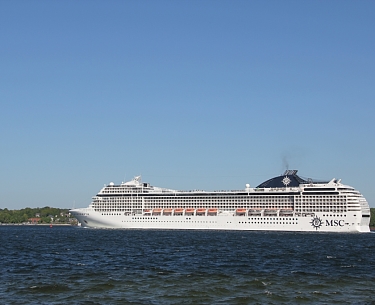 Kreuzfahrtschiff in Kiel