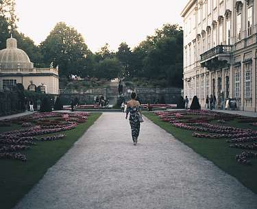 Spaziergängerin im Schlosspark Mirabelle in Salzburg