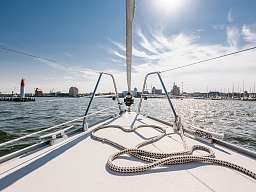 Ein Segelschiff auf dem Wasser der Ostsee bei schönem Wetter