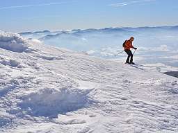 Person, die im Schnee Ski fährt