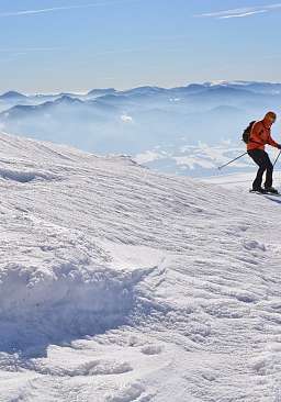 Person, die im Schnee Ski fährt