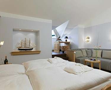 Blick auf ein Bett in maritimen Stil