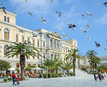 Miaouli Platz und Town Hall