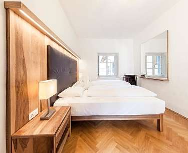 Blick auf Doppelbett in der Studio Suite