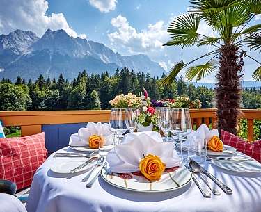 Terrassentisch mit Bergblick